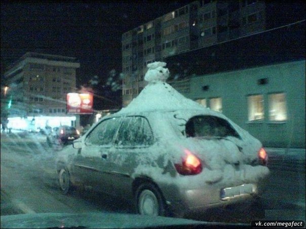 Снеговик на машине