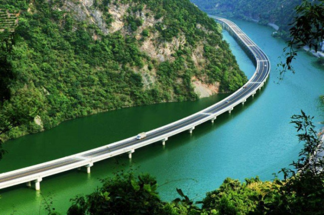 Мост по руслу реки в Китае
